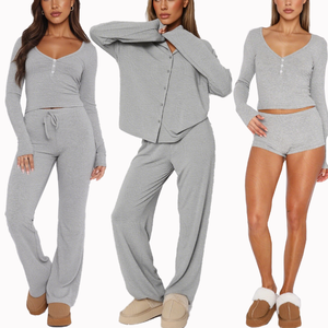 Set <span class=keywords><strong>Pigiama</strong></span> Lounge Wear <span class=keywords><strong>con</strong></span> <span class=keywords><strong>Bottoni</strong></span>, Completo da Notte di Lusso per Donne, Pigiami Personalizzati in Cotone Organico e Bambù - Product Image 1