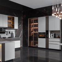 Ensemble d'armoires de cuisine modernes de luxe sans poignées en bois de bouleau massif, résistant à l'eau, avec îlot et évier intégrés, design personnalisable, tailles et couleurs au choix