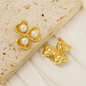 Pendientes de botón personalizados de acero inoxidable chapados en oro de 14 quilates para mujer, diseño de lazo escultural con corazón texturizado, a la moda - Product Image 5