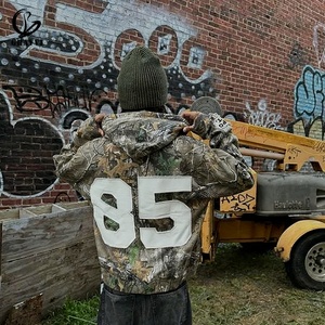 Sweat à capuche zippé camouflage personnalisé, coupe oversize, style streetwear, imprimé forêt, avec numéro 85 en twill, en molleton épais, fermeture frontale - Product Image 2