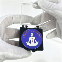 Badges métalliques personnalisés sans MOQ, conception de personnage sur mesure, épingles en émail dur pour le secteur de la santé, épingles en émail souple avec étui en plastique