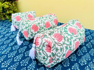 Pochette de toilette matelassée en coton faite à la main, imprimée au bloc et brodée, accessoire de voyage - Product Image 2