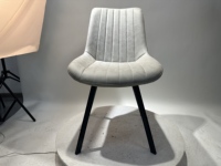 Chaises de salle à manger modernes en similicuir gris clair avec dossier et pieds carrés en métal noir pour appartement