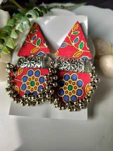 Pendientes colgantes étnicos modernos listos en stock hechos a mano con tela ligera y estilo tradicional de trabajo oxidado - Product Image 5