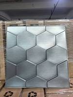 Panneaux muraux en bois 3D couleur bois 50*50cm Finition métal brossé Styles variés Installation facile Panneau mural en PVC pour la décoration intérieure