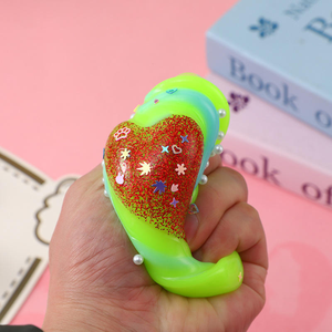 Juguete Sensorial Antiestrés de TPR Suave en Forma de Corazón de Arcoíris Rojo, Lindo y Agradable para Niños de 5 a 14 Años - Product Image 3