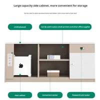 Bureau de bureau moderne simple à quatre places avec panneau de séparation pour bureau financier des employés