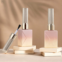 Bouteilles de vernis à ongles anti-lumière de haute qualité : flacons de gel uniques de 12 ml avec bouchons et pinceaux ; couleurs et logos personnalisés