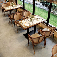 Ensemble table et chaises de restaurant commercial en bois massif et plateau en marbre, style minimaliste moderne, tailles personnalisables pour café-bar
