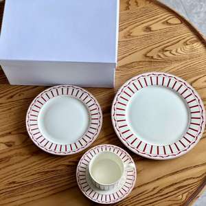 Assiette en céramique avec motif rayé rouge, ensemble de 3 tasses en porcelaine, cadeaux pour dessert, salade et décoration de table - Product Image 3