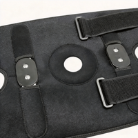 Genouillère articulée fine en néoprène avec sangles parallèles, stabilisateurs latéraux doubles, réglable, rotule ouverte, protection contre la douleur