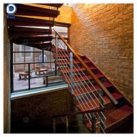 Escalier flottant moderne Prima House avec structure en acier durable, garde-corps personnalisé et marches en bois écologiques