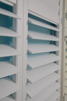 Volets modernes en paulownia durables pour le contrôle de la lumière intérieure des fenêtres d'appartements et de bureaux – Personnalisation OEM/ODM