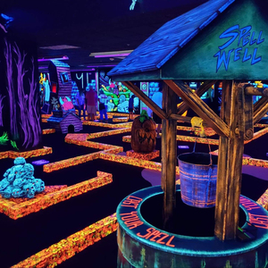 Conception et planification de parcours de mini-golf à lumière noire Monster Glow, installation de golf néon interactif personnalisée pour parc d'attractions intérieur - Product Image 3