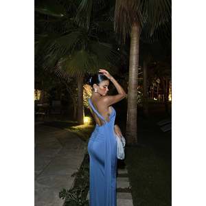 Vestido de noche índigo con intrincado detalle de anillo en la espalda, elegante vestido largo - Product Image 1