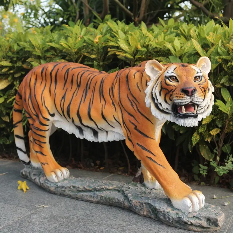 Statuetta di animali in resina artistica la statua di tigre accetta il design del cliente figurina da collezione di animali con statua di tigre all'aperto animale realistico
