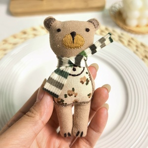 2026 Llavero de coche con diseño de animal, Correa para teléfono, Muñeco de peluche 3D luminoso, Colgante para bolso de mujer, Accesorio de vestir, Llavero de oso de tela suave con diseño de bufanda - Product Image 4