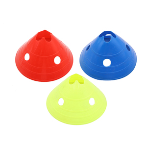 En gros, Cônes d'agilité de football Umbo de 6 pouces de hauteur, à double usage (obstacle et cône), pour herbe haute, livrés avec sangle d'épaule - Product Image 3