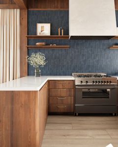 Meubles de <span class=keywords><strong>cuisine</strong></span> italiens de luxe minimalistes sur mesure VERMONHOUZZ avec îlot en marbre incliné et éclairage LED intégré - Product Image 5