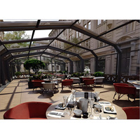 Véranda de piscine moderne sur mesure avec structure en aluminium et toit rétractable en verre trempé double vitrage Low-E isolé pour villa