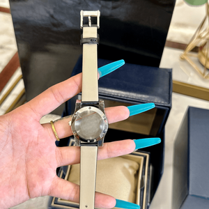 Montres analogiques à quartz rondes avec éléments décoratifs flottants, cadran à chiffres romains et bracelet en cuir gaufré croco Chopards - Product Image 3