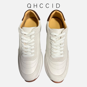 รองเท้าผ้าใบผู้ชาย QHCCID หนังกลับสีขาว ส้นเตี้ย พื้นยางกันกระแทก ใส่ได้ทุกวัน สไตล์รองเท้าเดิน - Product Image 1