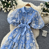 Robe longue décontractée pour femme, élégante, bleue, en dentelle brodée, coupe trapèze, manches bouffantes, avec ceinture, pour le quotidien et les soirées