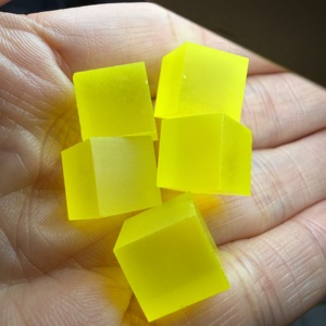 Ce:GAGG, Granate de Gadolinio, Aluminio y Galio, Lúmagarnet, Bloque en Bruto, Material de Gema Fluorescente Cultivado en Laboratorio - Product Image 1