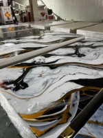 Panel de pared de hoja de mármol de PVC con patrón de línea dorada 4 '8 "resistente a los rayos UV impermeable estilo europeo hoja de mármol función ignífuga