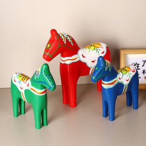 Figura de Caballo Suo Jun Dala de Madera, Rojo, Verde y Azul, Estilo Nórdico, Decoración para el Hogar, Adorno de Escritorio - Product Image 1