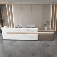 Comptoir de réception moderne personnalisé avec effet marbre et éclairage LED pour hôtel, immeuble commercial, hall d'entreprise