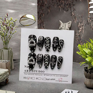 Qianya Tokyo Gothic Press on Nails con Heart Diamond & Chain Decor - Dark Alternative Style <span class=keywords><strong>Uñas</strong></span> postizas hechas a mano al por mayor - Product Image 3