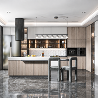 Cuisine Moderne de Luxe Personnalisée en Bois Massif avec Îlot, Table à Manger, Plan de Travail Effet Marbre, Rangement Intégré et Design Sans Poignées
