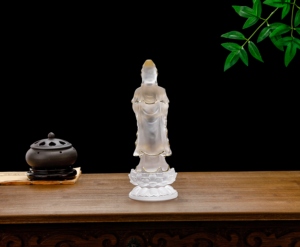 Nghệ nhân chạm khắc pha lê trắng tượng Quan âm nhẹ nhàng gật đầu tư thế Hạnh Phúc biểu hiện cho phong thủy Thiền vàng lá - Product Image 5