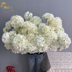 Runner Floreale Personalizzato NIKA per Matrimoni, Decorazione Tavolo Nuziale, Fila di Fiori di Ortensia Bianca in Seta per Corridoio Nuziale - Product Image 2