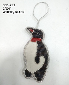 Decoración navideña artesanal de pingüino en negro, blanco y naranja, con cuentas, bordada y de lujo. - Product Image 5