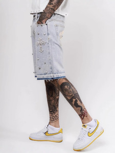 Shorts <span class=keywords><strong>en</strong></span> jean déchirés décorés de strass Bermuda pour hommes <span class=keywords><strong>en</strong></span> denim blanc et bleu - Product Image 5