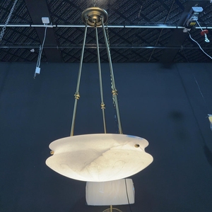 Lámpara Colgante Artística de Ónix en Forma Libre con Marco de Metal Dorado para Villas y Hoteles de Lujo - Product Image 3