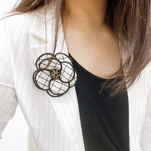 Hepound Nouveau rétro à la mode Double C fleur broche haut de gamme broche clip CC laine tissu camélia broches broche en gros - Product Image 1