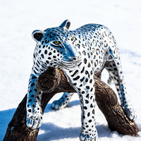 Figurine de léopard argenté, sculpture de faune sauvage avec base en bois pour la décoration de la maison et du bureau
