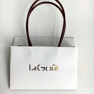 Sac en papier artisanal de luxe pour kit de nettoyage de bijoux avec impression personnalisée de guide d'entretien sur feuille métallisée – Un cadeau de valeur ajoutée pour les détaillants de bijoux - Product Image 1