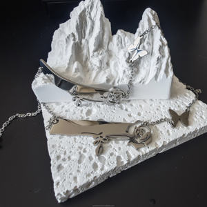 Collana Personalizzabile con Nome, Scultura Geometrica Placcata al Laser, Gioiello da Donna in Acciaio Inox con Corda Placcata Oro 18K - Product Image 6