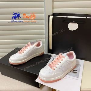 Zapatillas Casuales de Estilo Clásico CC para Hombre y Mujer, Zapatos de Cuero Blanco de Punta Cerrada, Estilo Moderno para Caminar - Product Image 1