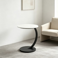 Table à manger ronde robuste et durable au design simple avec pieds en métal en forme de C pour utilisation près du canapé et du lit