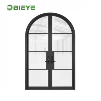 Paneles de Vidrio de Gran Vista en Ventanas Francesas con Marco de Aluminio que Conectan el Espacio Interior con el Paisaje del Jardín Exterior