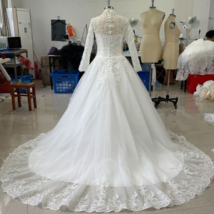 Robe de mariée sirène en dentelle brodée blanche pure, prête à l'emploi, avec appliques, perles et col en V, avec traîne pour la mariée - Product Image 5