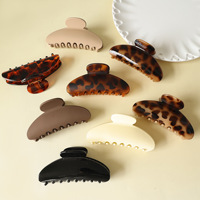 Pince à cheveux PC semi-circulaire minimaliste et élégante avec rivets, style été pour femme, design requin polyvalent 11 cm, finition premium, parfaite pour les chignons.