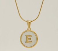Pendentif Lettre Initiale M pour Femme, 26 Lettres de l'Alphabet A-Z, Coque Blanche, Plaqué Or, Acier Inoxydable, Breloque Disque, Chaînes Géométriques Tendance