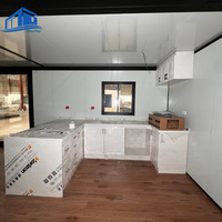 Maison-conteneur extensible de 40 pieds Bâtiments à structure en acier Chambre à coucher avec cadre noir, mur ancien, motif en bois de chêne gris,