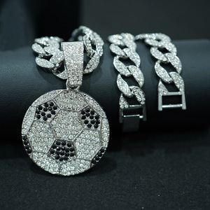 Collar <span class=keywords><strong>de</strong></span> Lujo Chapado en Oro con Colgante <span class=keywords><strong>de</strong></span> Balón <span class=keywords><strong>de</strong></span> Fútbol Hip Hop con Diamantes y Cadena Cubana, Joyería con Dije <span class=keywords><strong>de</strong></span> Fútbol - Product Image 4